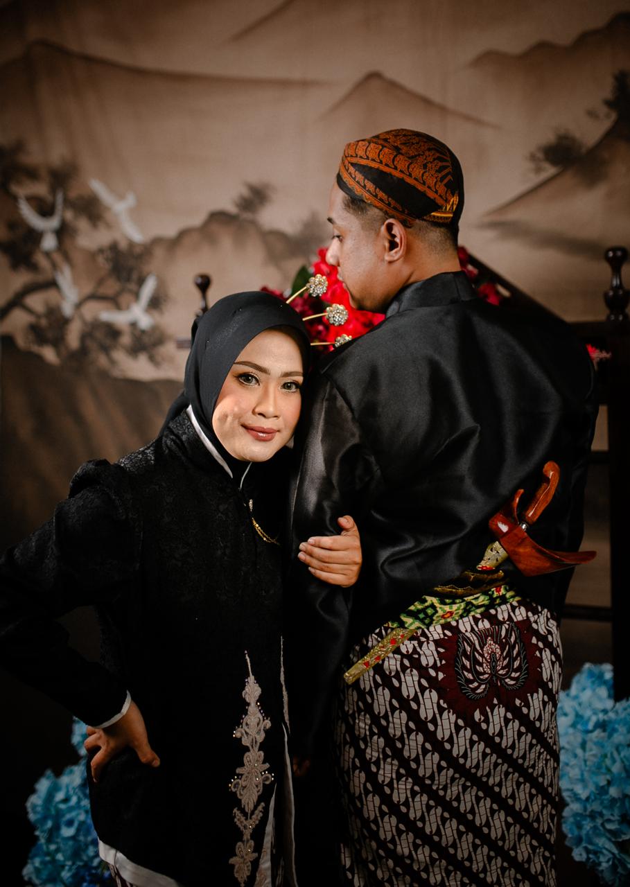 Pasangan pengantin dalam cahaya hangat
