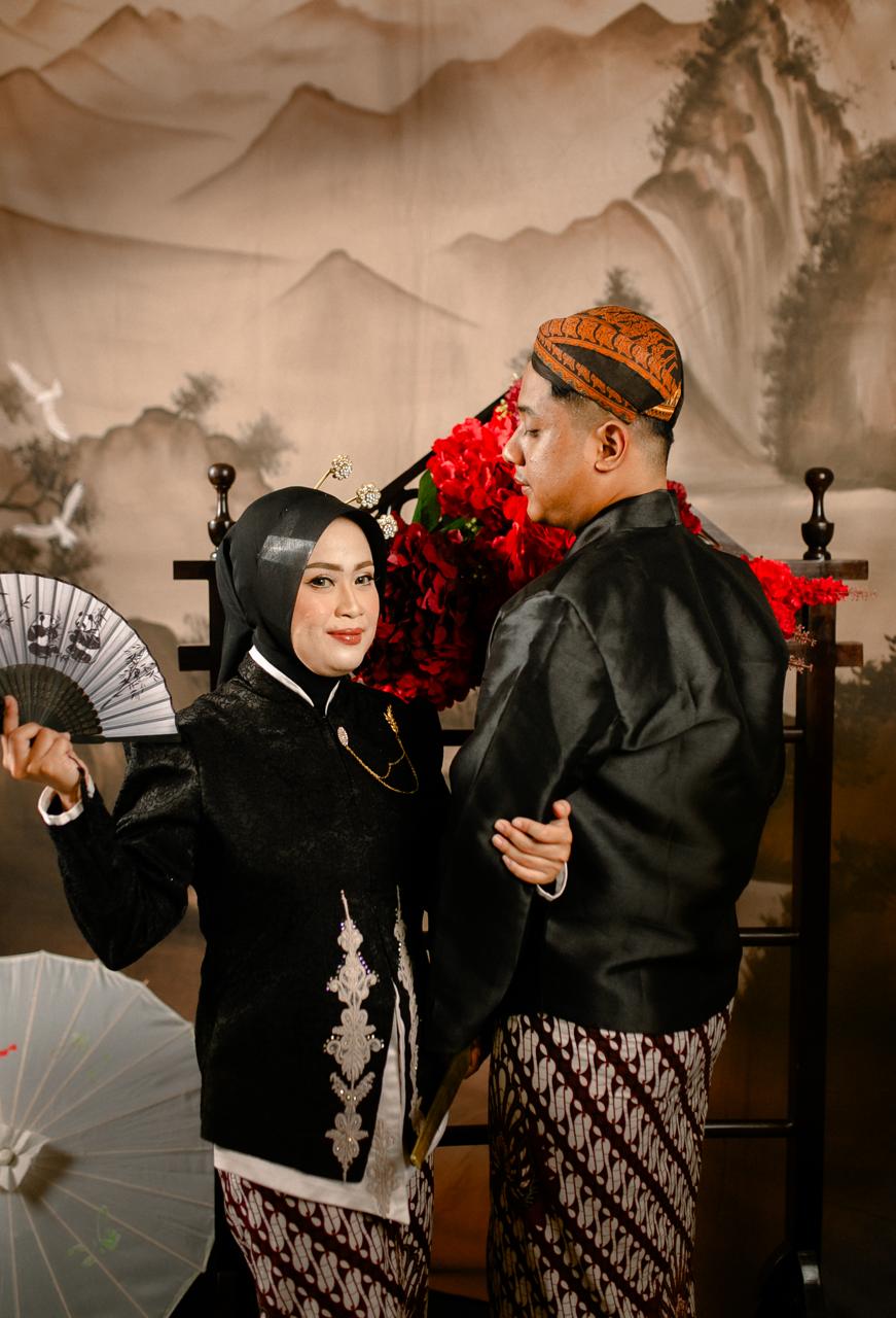 Ruang resepsi hangat dengan lampu lembut